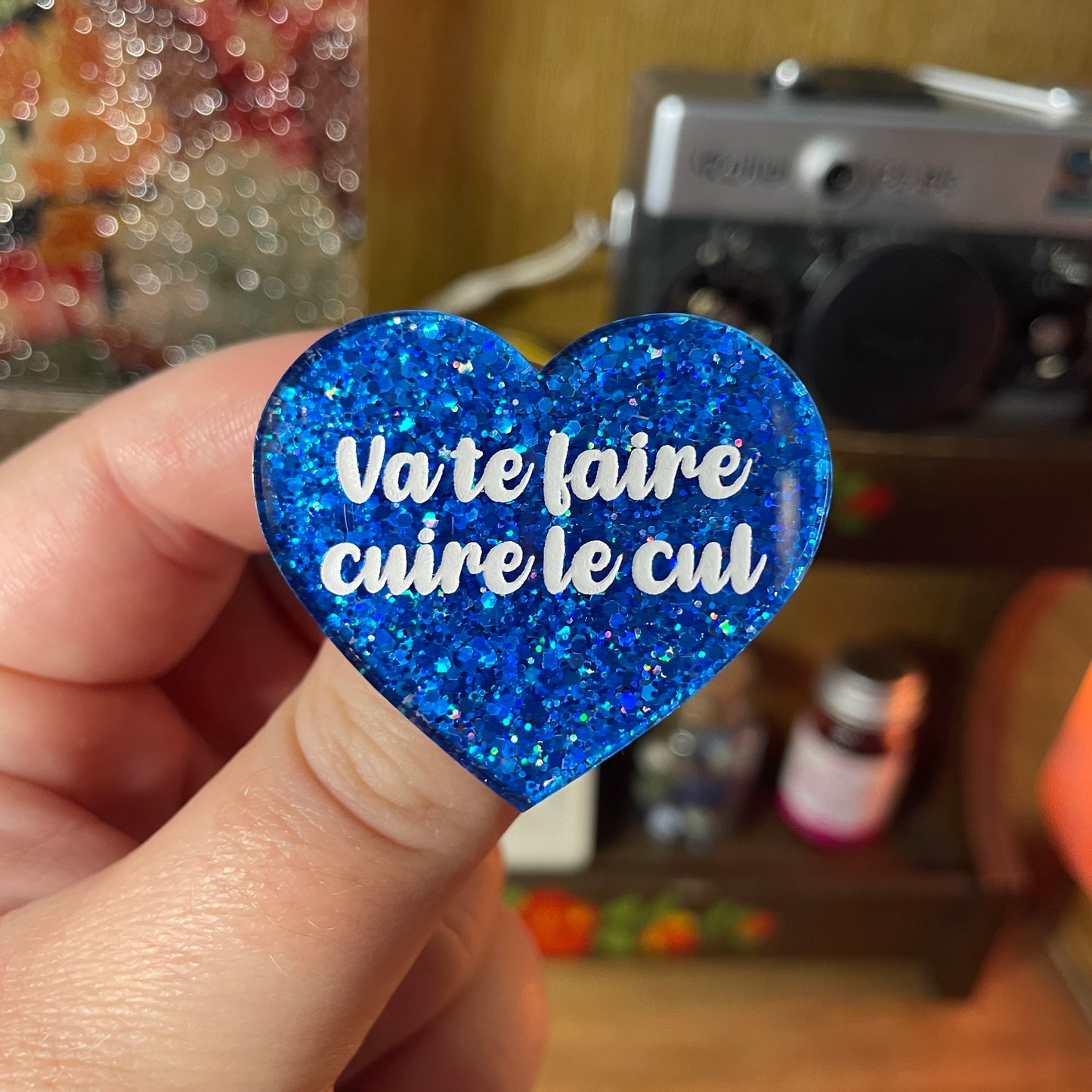 Broche "Va te faire cuire le cul" en acrylique semi transparente à paillettes bleues