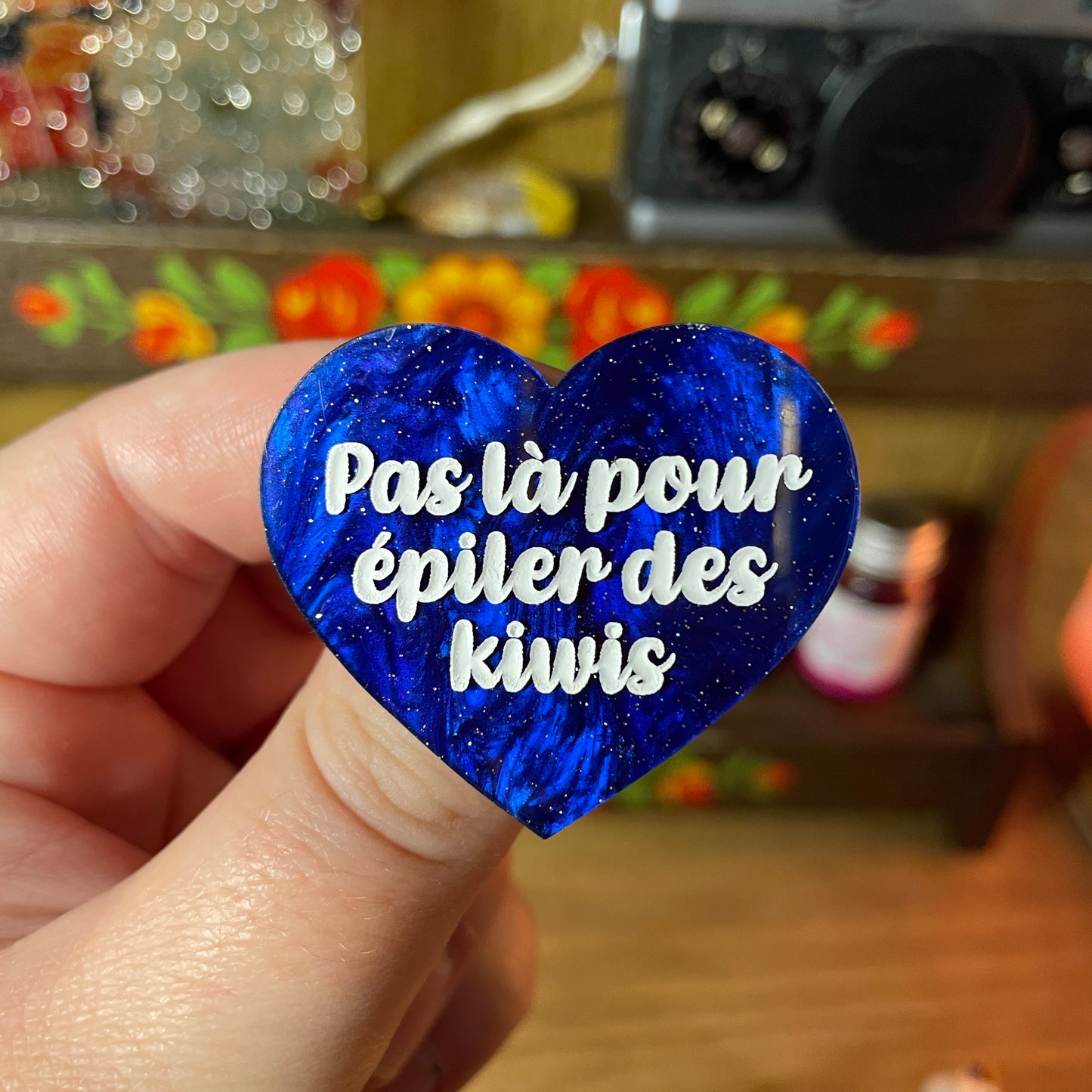 Broche "Pas là pour épiler des kiwis" en acrylique marbrée bleue à paillettes