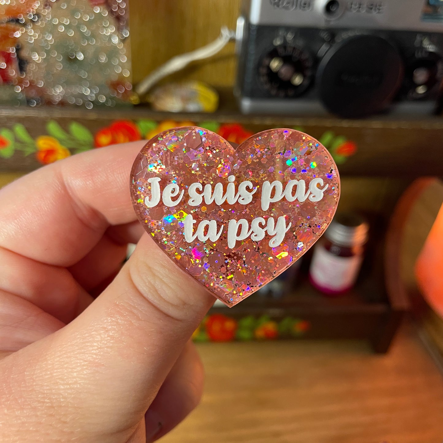 Broche "Je suis pas ta psy" en acrylique semi transparente à paillettes corail