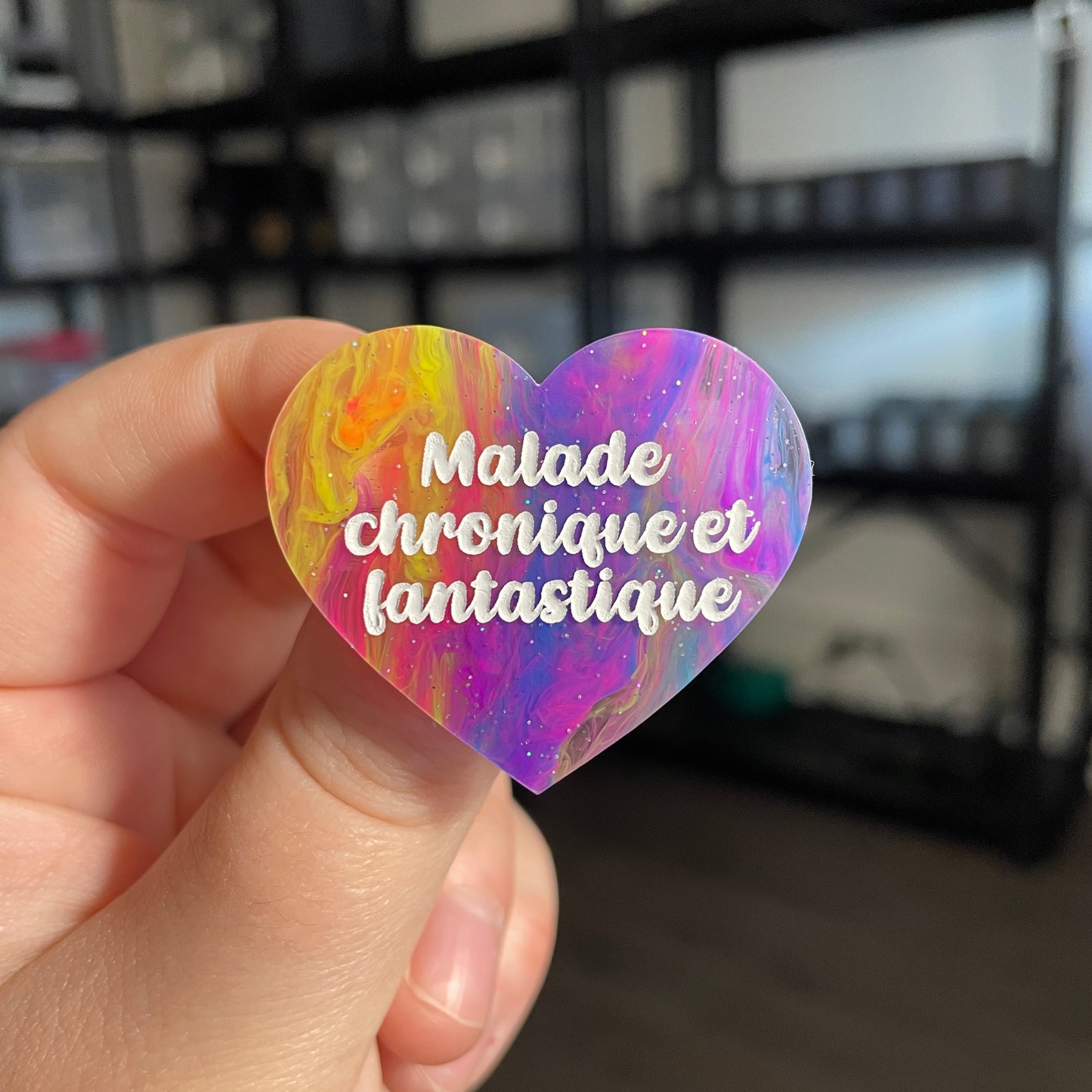 Broche "Malade chronique et fantastique" en acrylique semi transparente marbrée multicolore