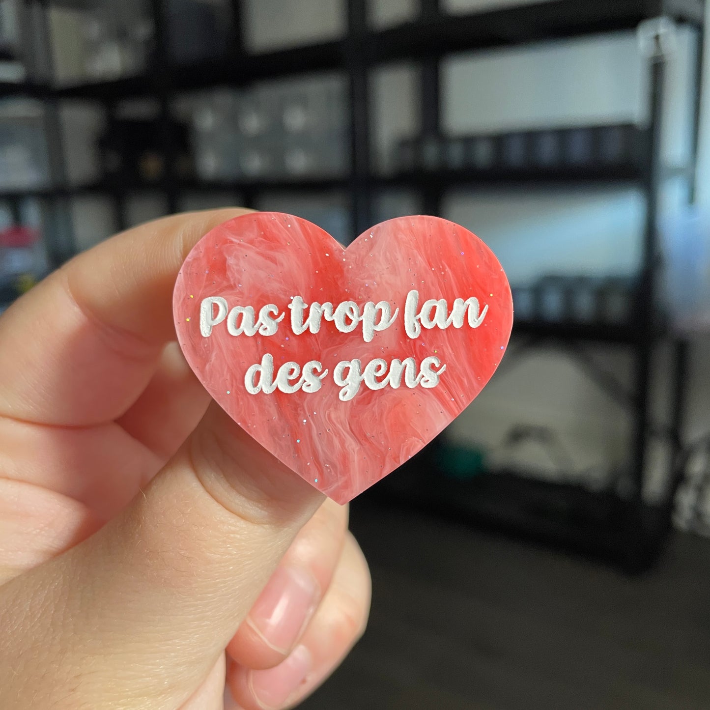 Broche "Pas trop fan des gens" en acrylique marbrée rouge, rose et blanche