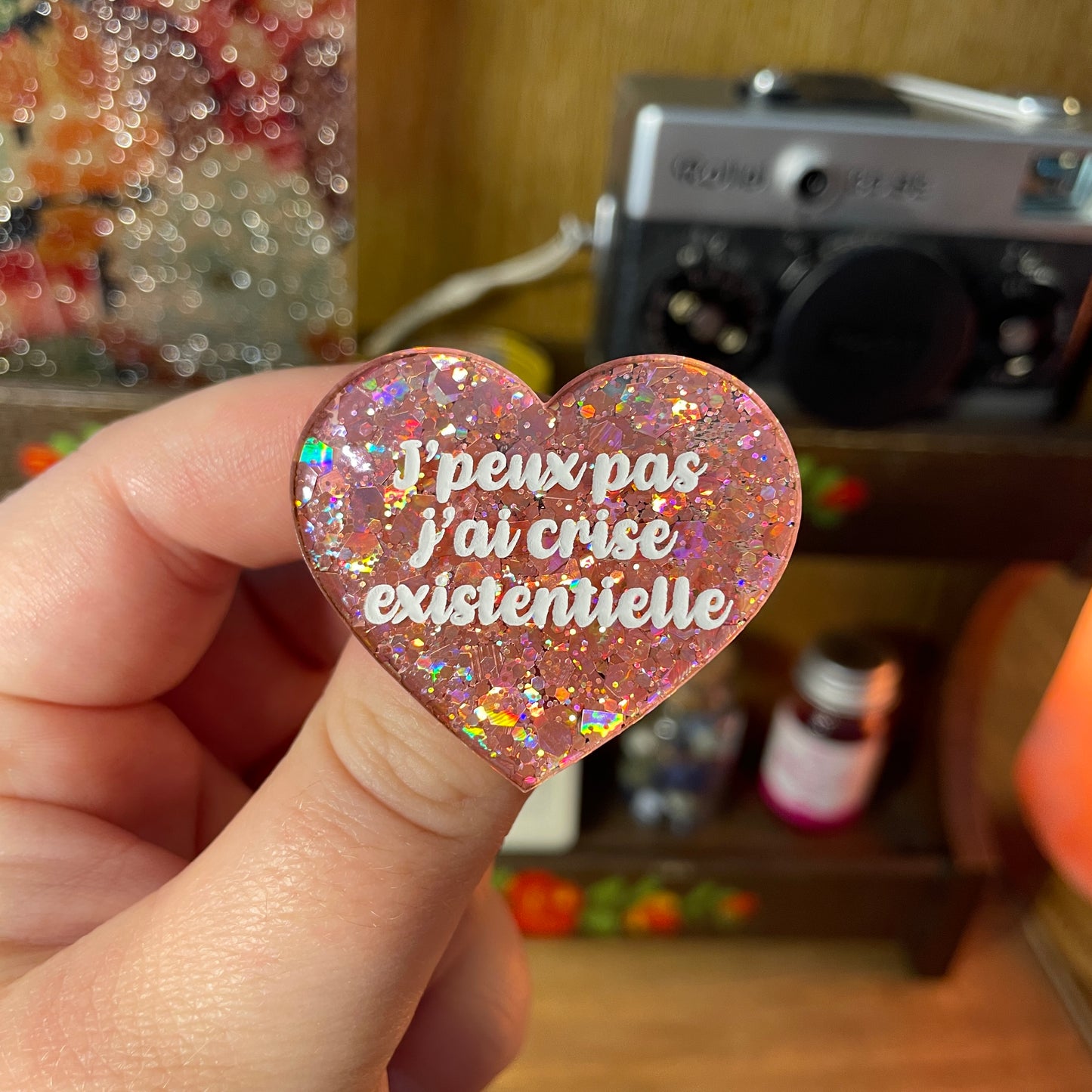 Broche "J'peux pas j'ai crise existentielle" en acrylique semi transparente à paillettes corail