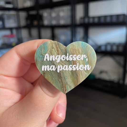 Broche "Angoisser, ma passion" en acrylique marbrée bleue et marron