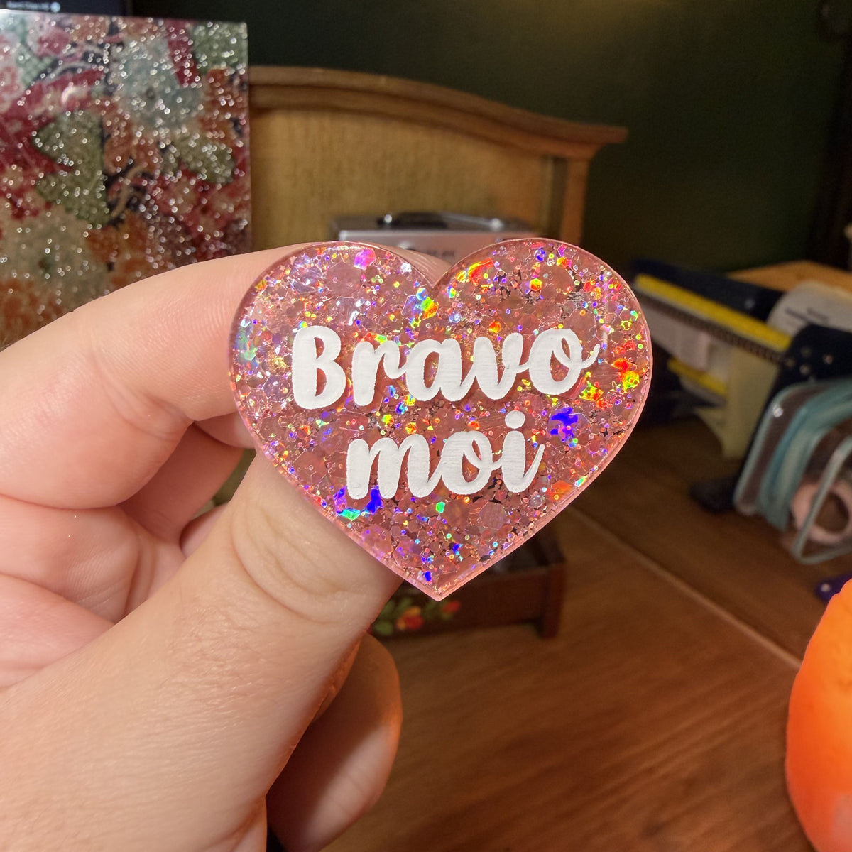 Broche "Bravo moi" en acrylique semi transparente avec des paillettes corail