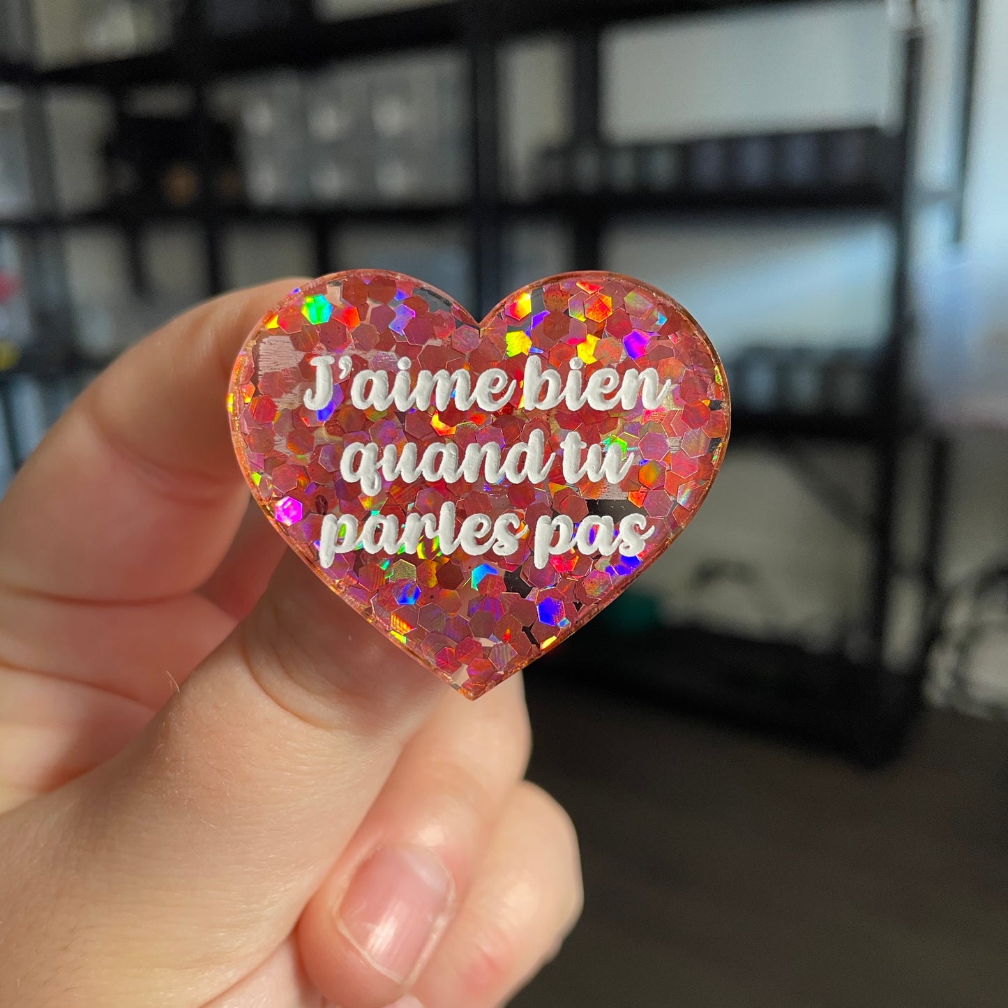 Broche "J'aime bien quand tu parles pas" en acrylique semi transparente avec des confettis corail