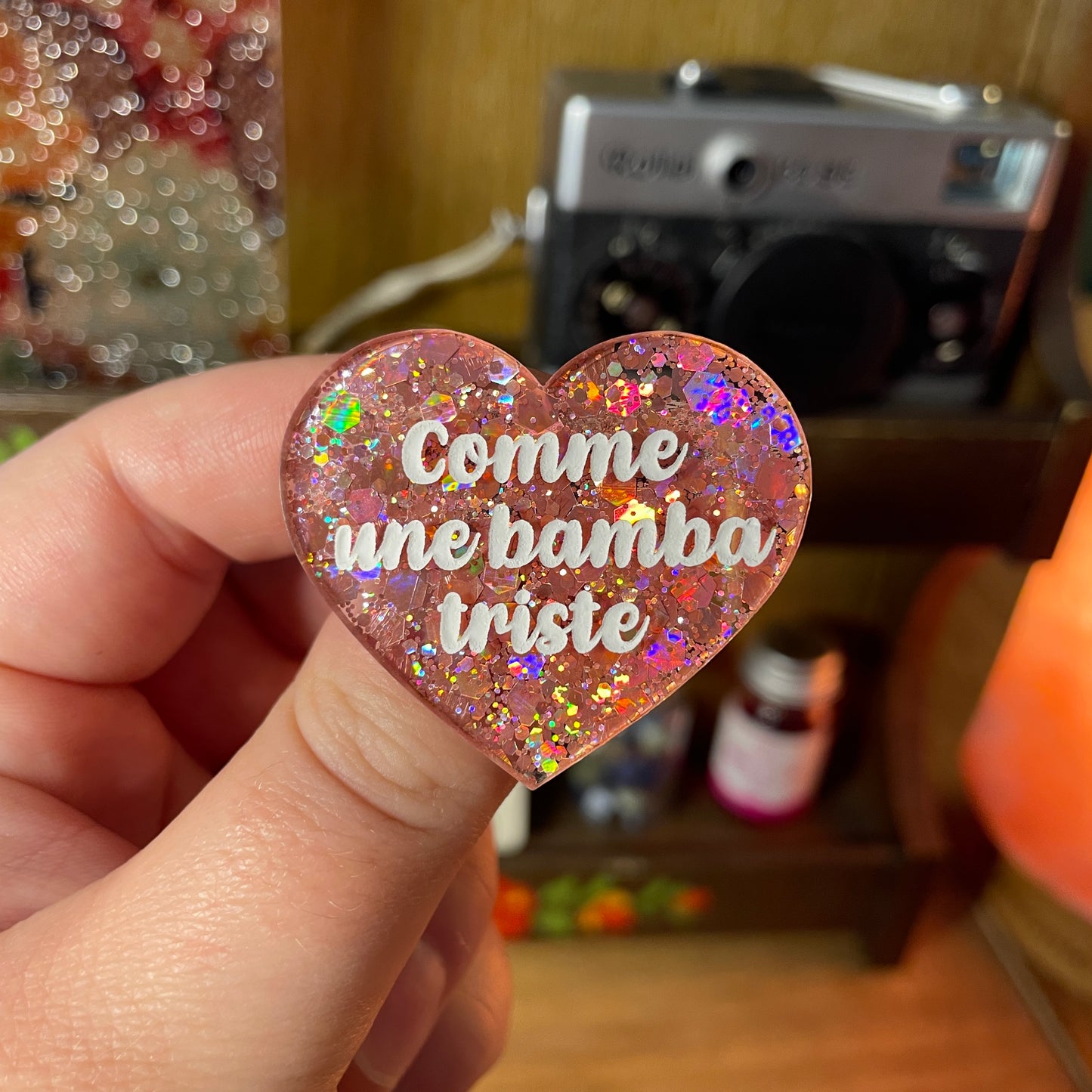 Broche "Comme une bamba triste" en acrylique semi transparente à paillettes corail