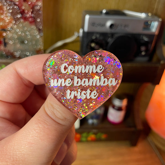 Broche "Comme une bamba triste" en acrylique semi transparente à paillettes corail