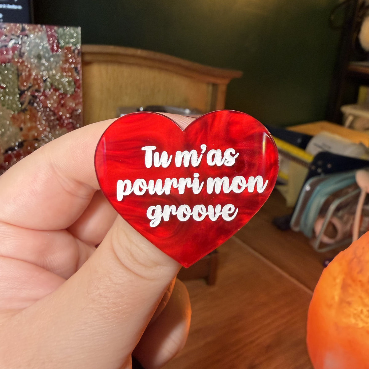Broche "Tu m'as pourri mon groove" en acrylique marbrée rouge