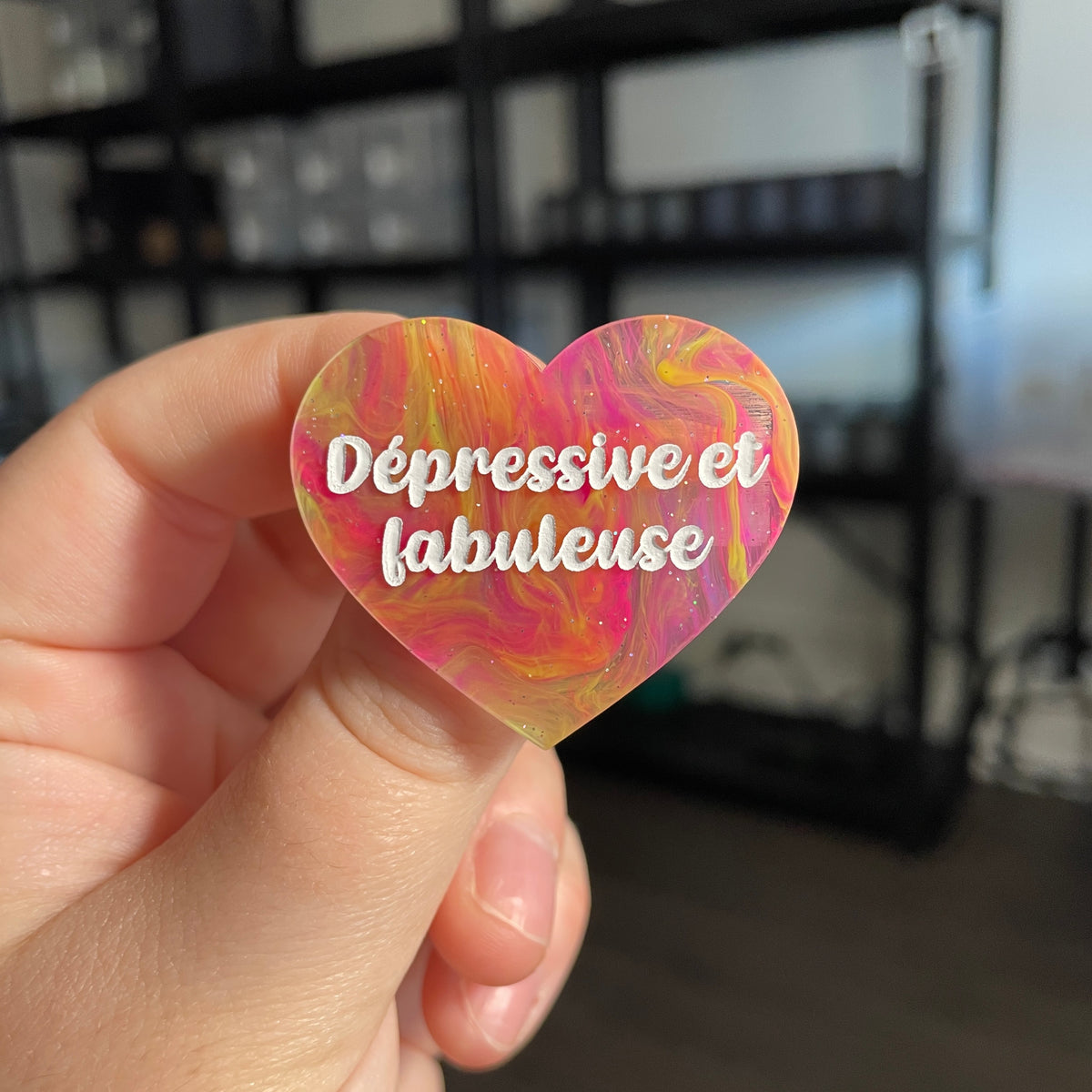 Broche "Dépressive et fabuleuse" en acrylique semi transparente marbrée multicolore