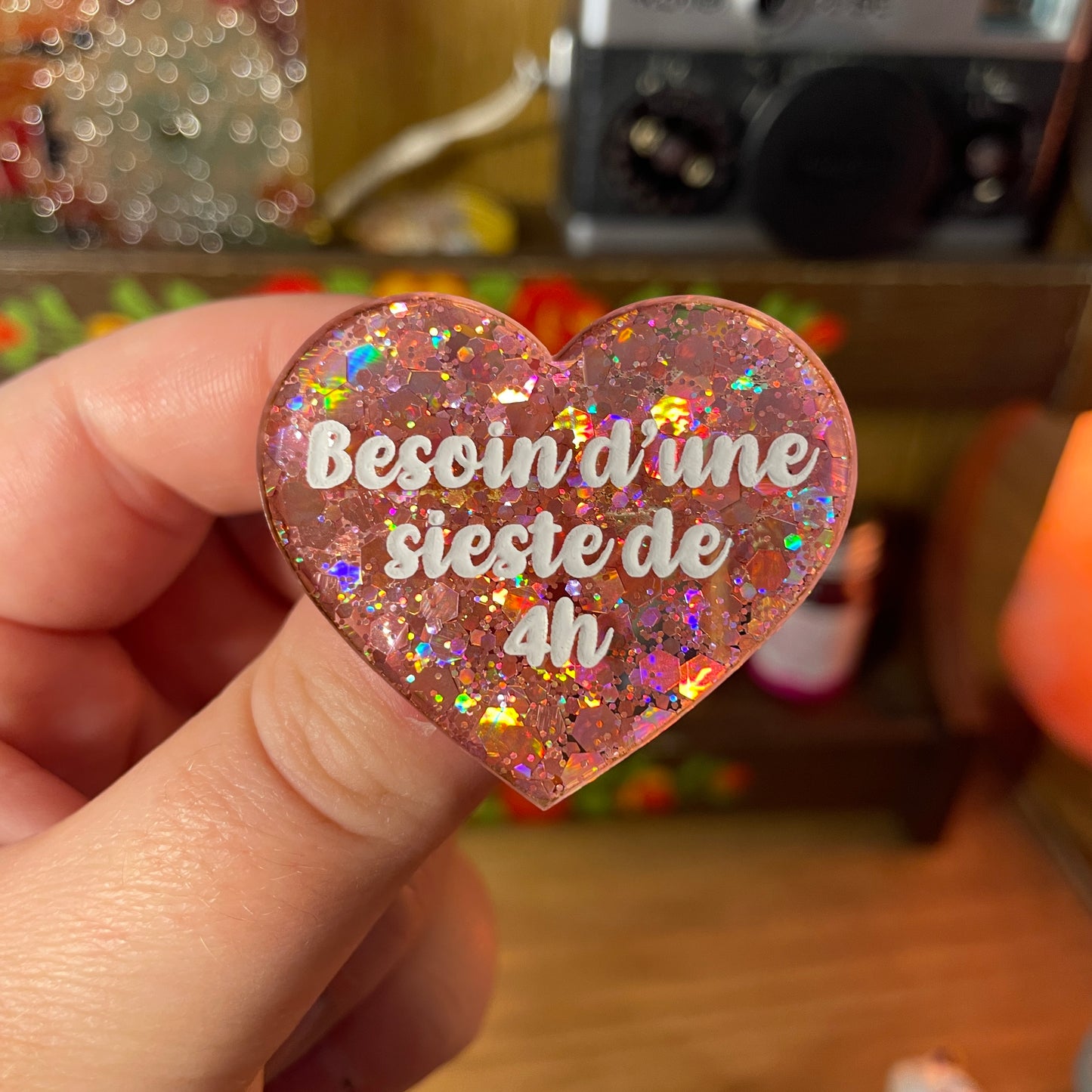 Broche "Besoin d'une sieste de 4h" en acrylique semi transparente à paillettes corail