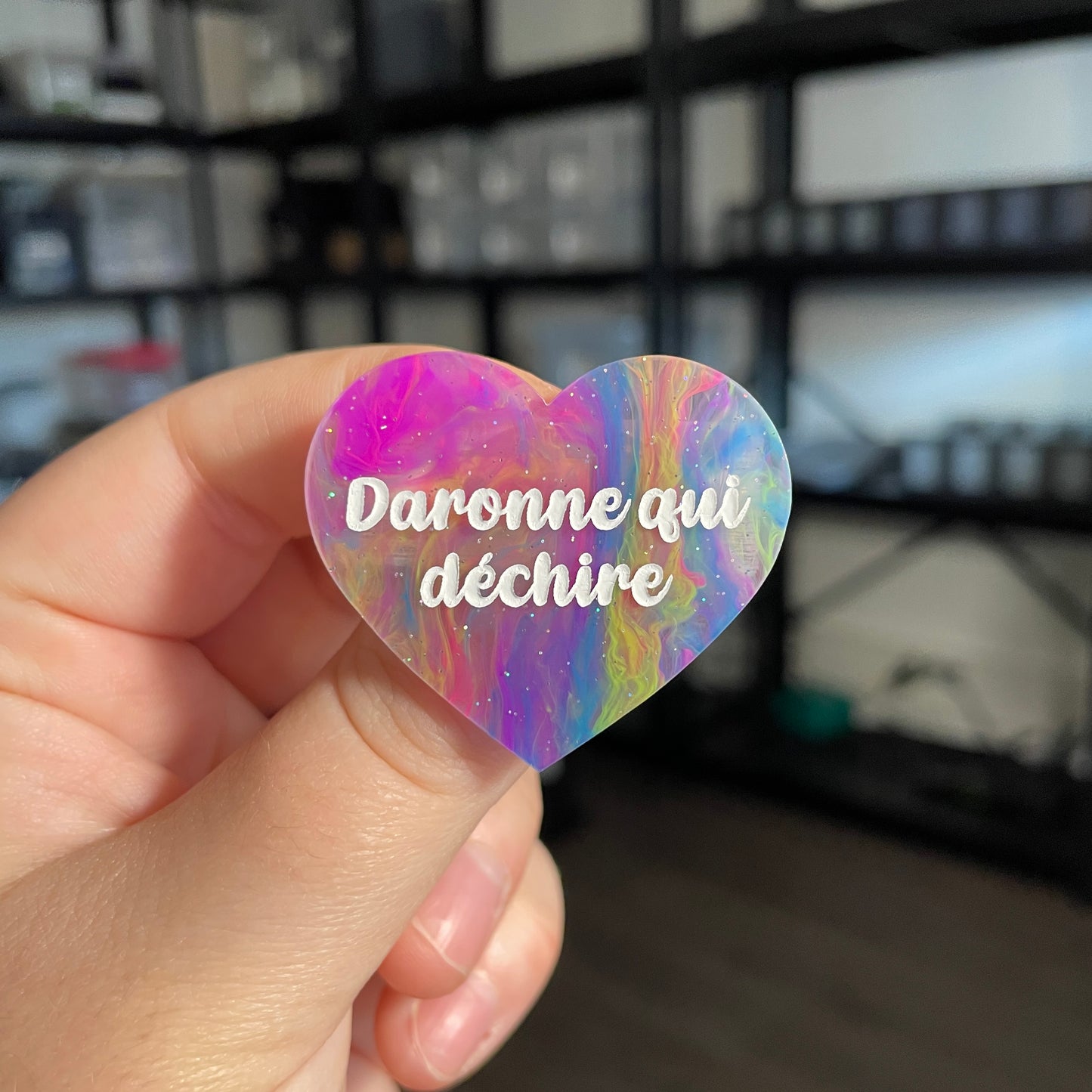 Broche "Daronne qui déchire" en acrylique semi transparente marbrée multicolore