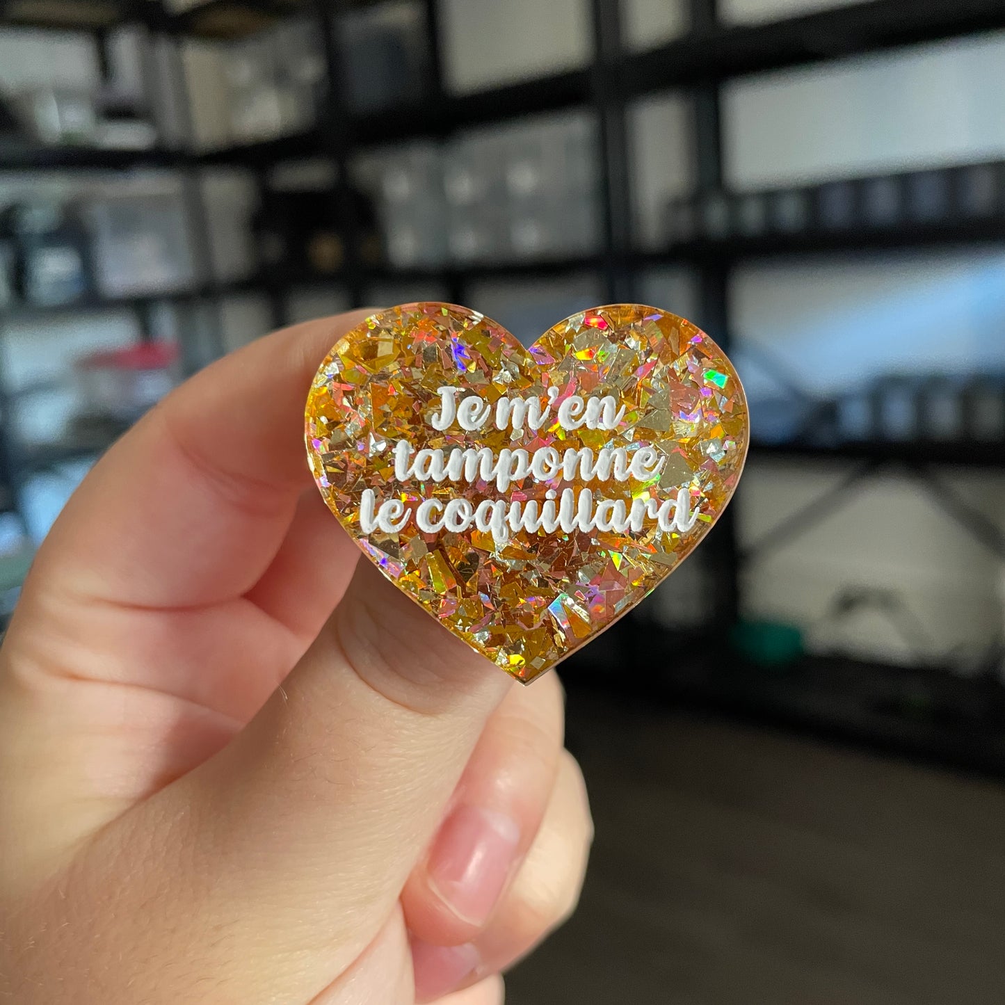 Broche "Je m'en tamponne le coquillard" en acrylique transparente avec des confettis jaunes