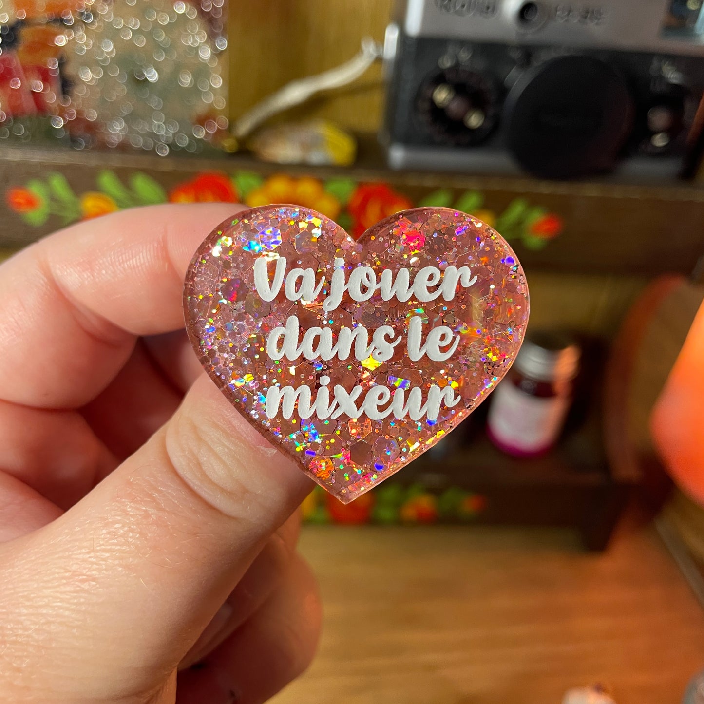 Broche "Va jouer dans le mixeur" en acrylique semi transparente à paillettes corail