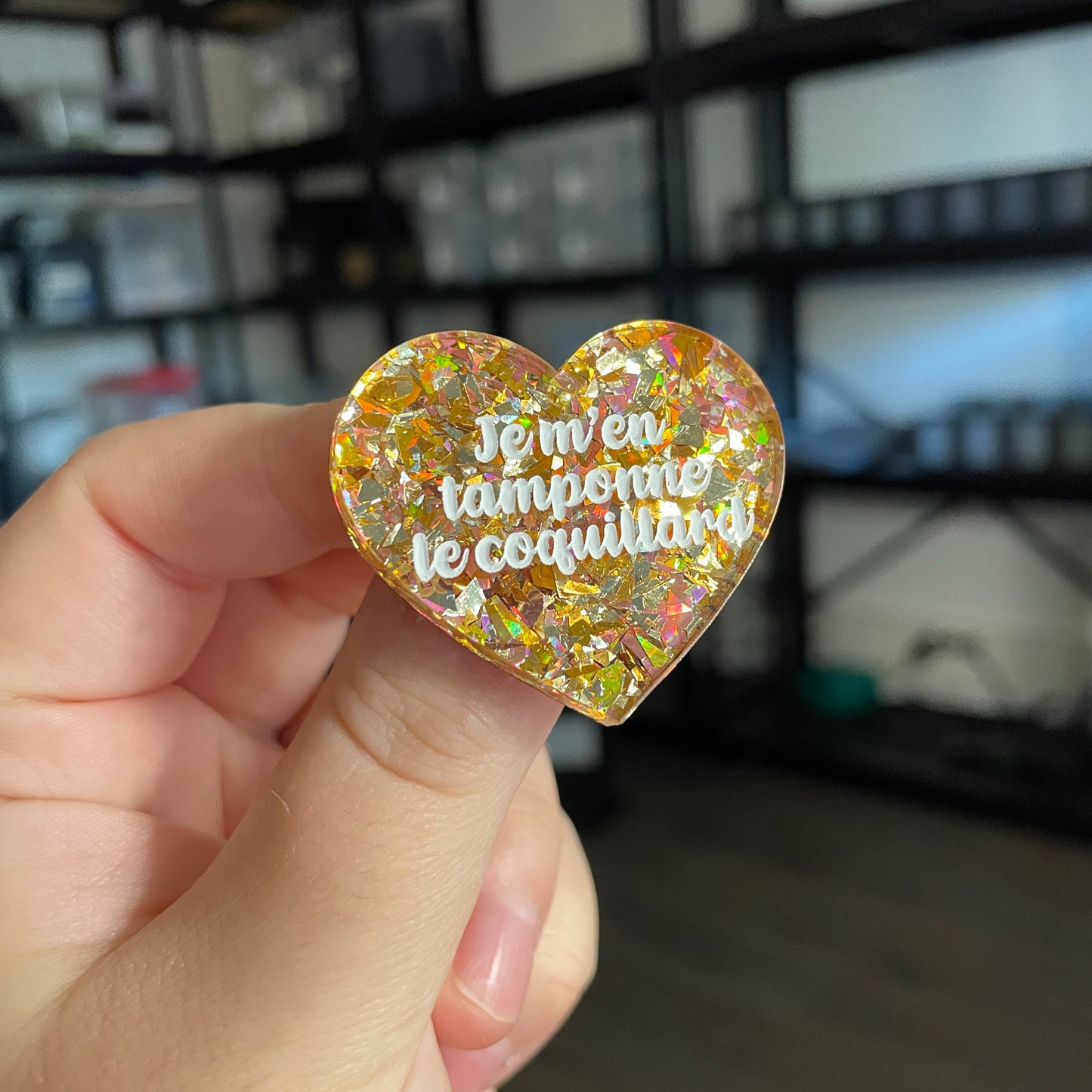 Broche "Je m'en tamponne le coquillard" en acrylique transparente avec des confettis jaunes