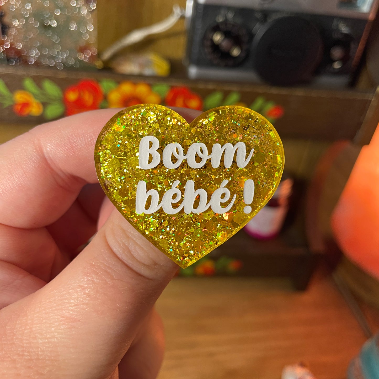 Broche "Boom bébé !" en acrylique semi transparente à paillettes jaunes