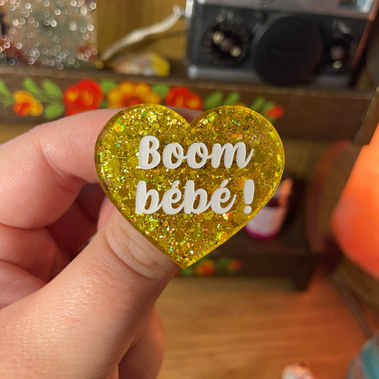 Broche "Boom bébé !" en acrylique semi transparente à paillettes jaunes