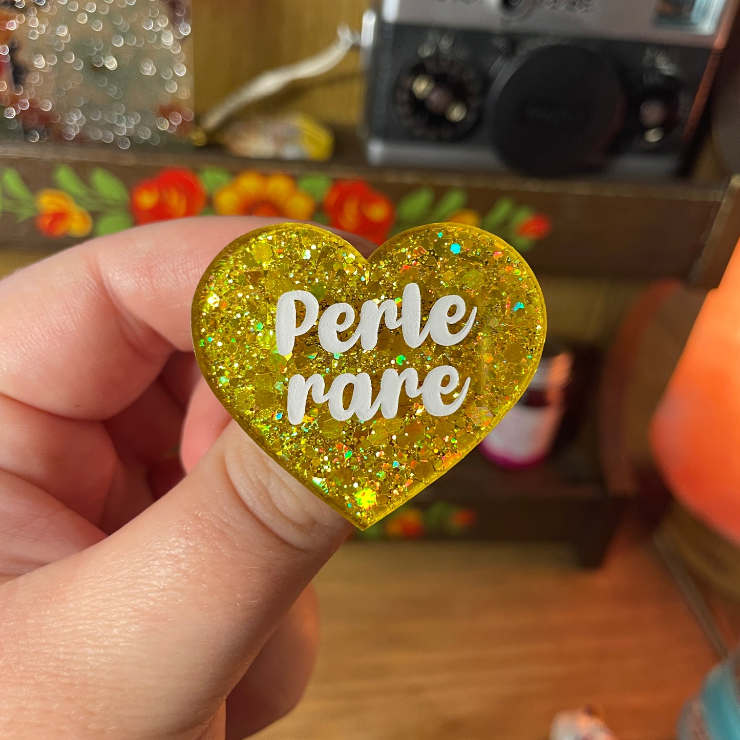 Broche "Perle rare" en acrylique semi transparente à paillettes jaunes