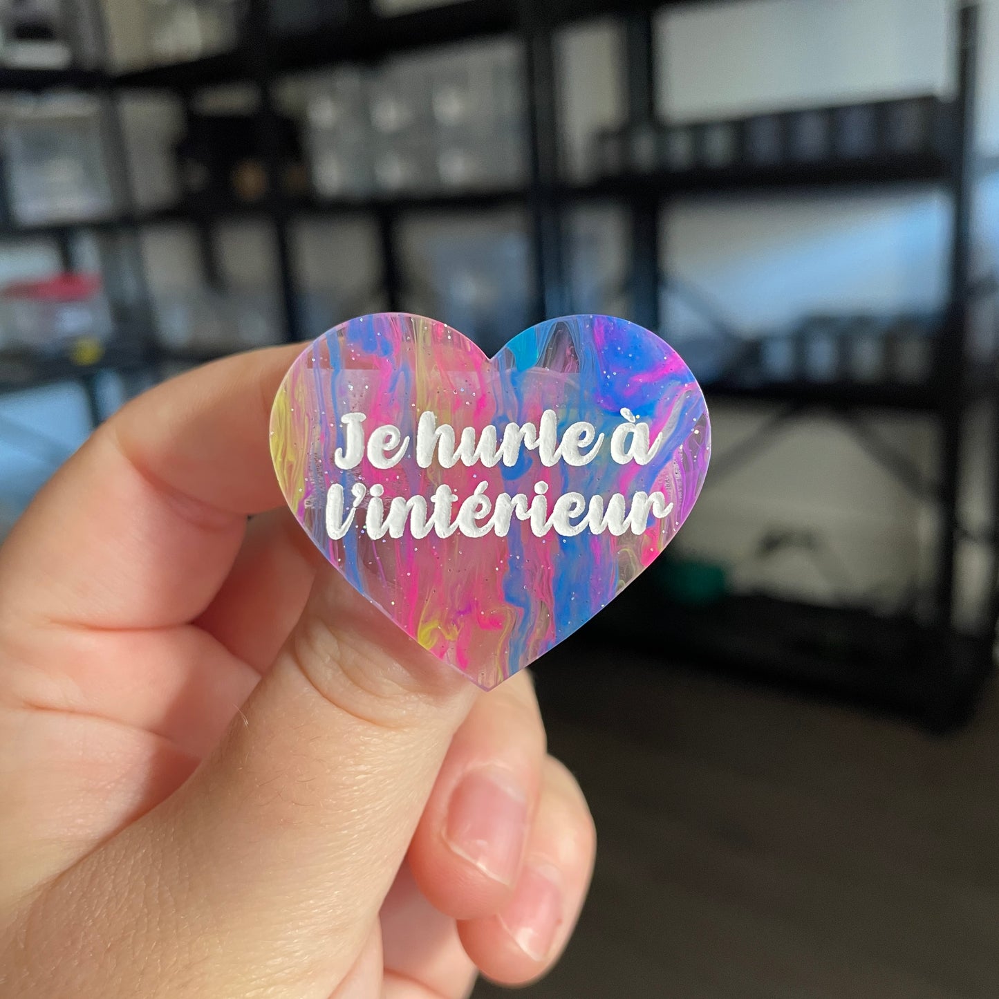 Broche "Je hurle à l'intérieur" en acrylique semi transparente marbrée multicolore