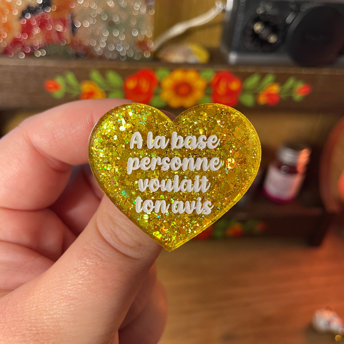 Broche "A la base personne voulait ton avis" en acrylique semi transparente à paillettes jaunes