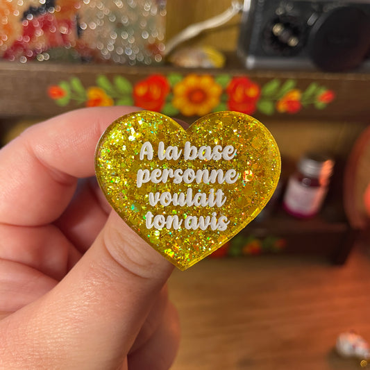Broche "A la base personne voulait ton avis" en acrylique semi transparente à paillettes jaunes