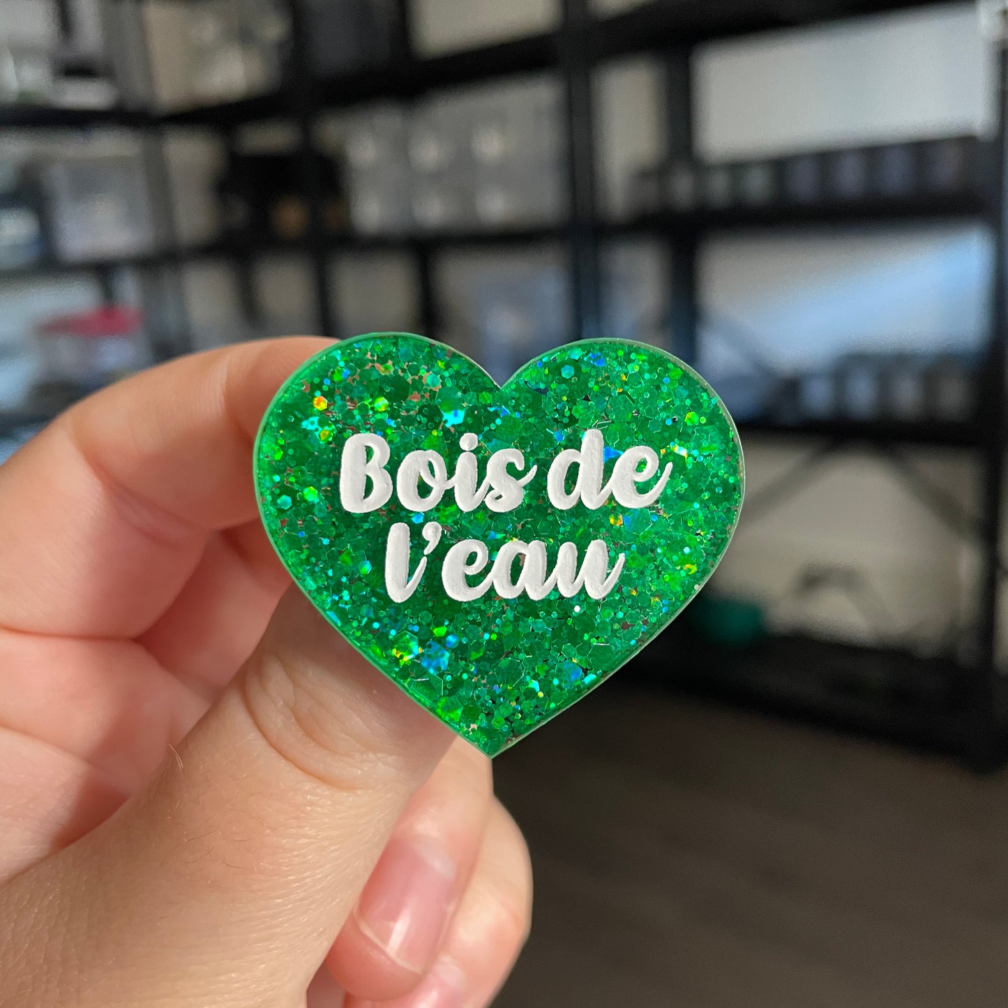 Broche "Bois de l'eau" en acrylique à paillettes vertes