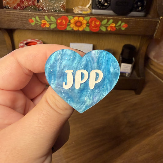 Broche "JPP" en acrylique marbrée bleue à paillettes