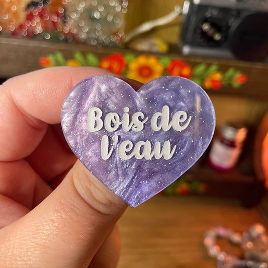 Broche "Bois de l'eau" en acrylique marbrée bleue, blanche et violette à paillettes