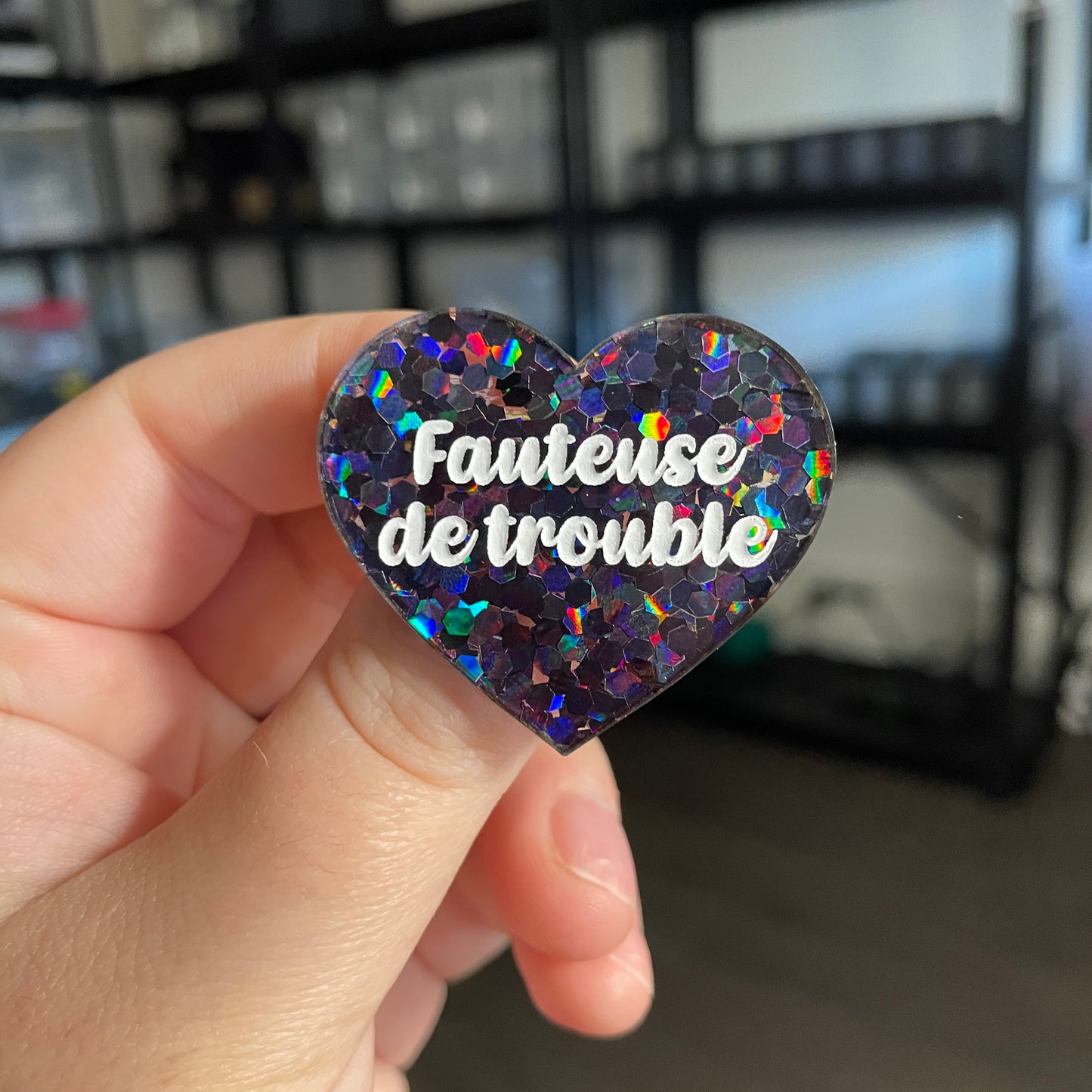 Broche "Fauteuse de trouble" en acrylique semi transparente avec des confettis noirs