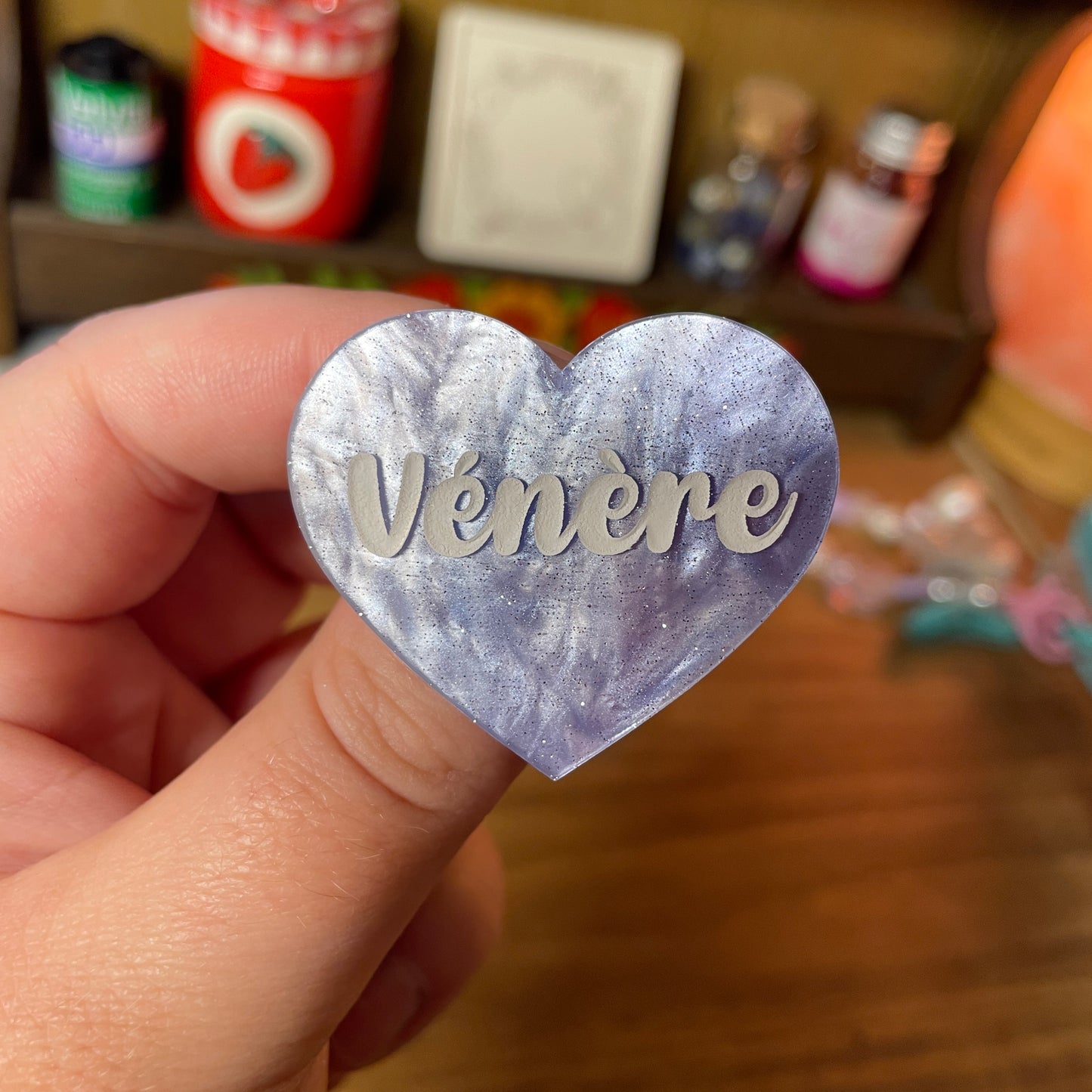 Broche "Vénère" en acrylique marbrée bleue, blanche et violette à paillettes