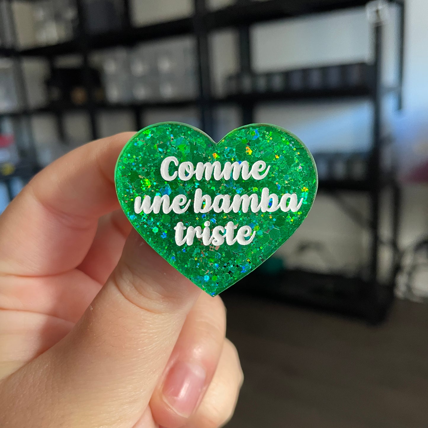 Broche "Comme une bamba triste" en acrylique à paillettes vertes