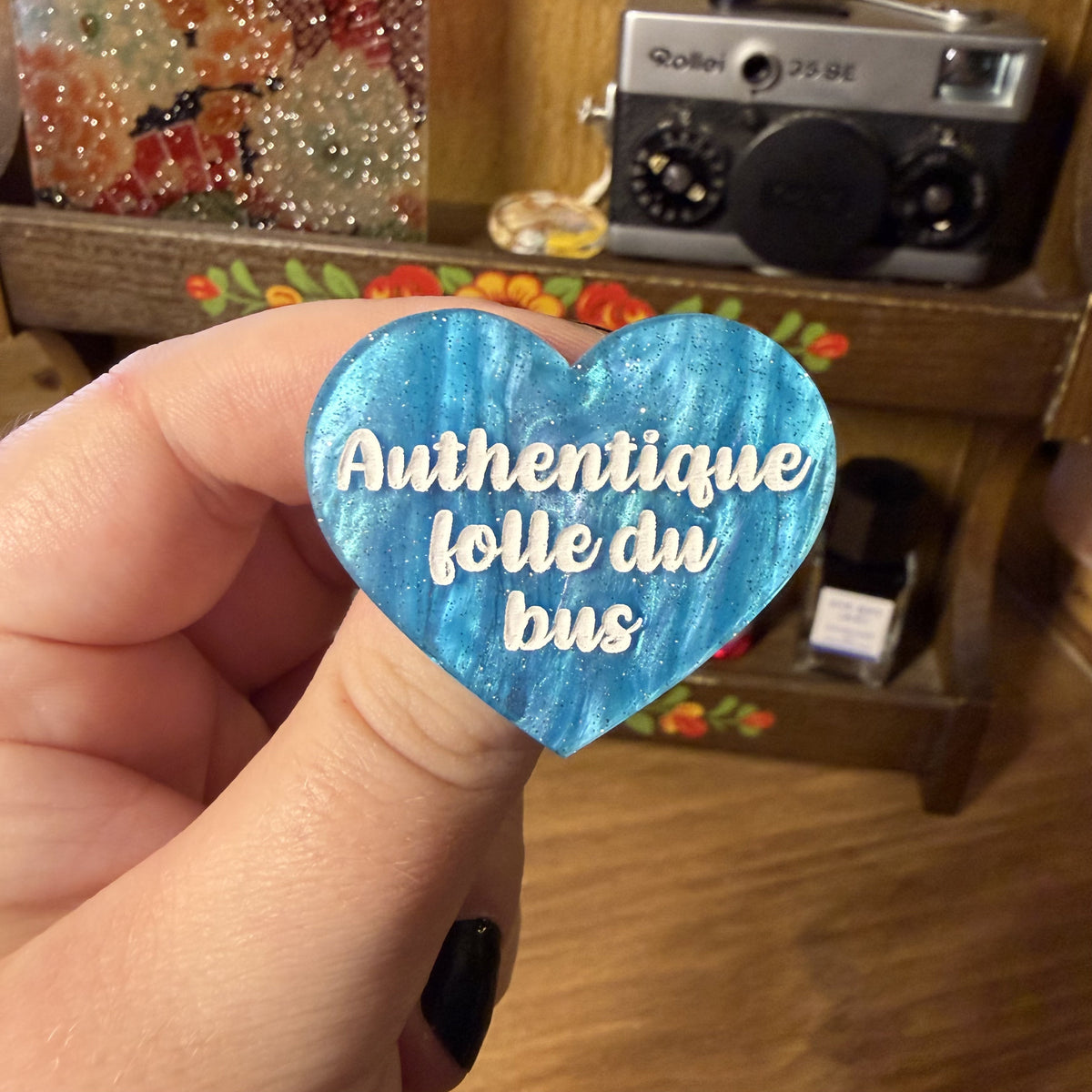 Broche "Authentique folle du bus" en acrylique marbrée bleue à paillettes