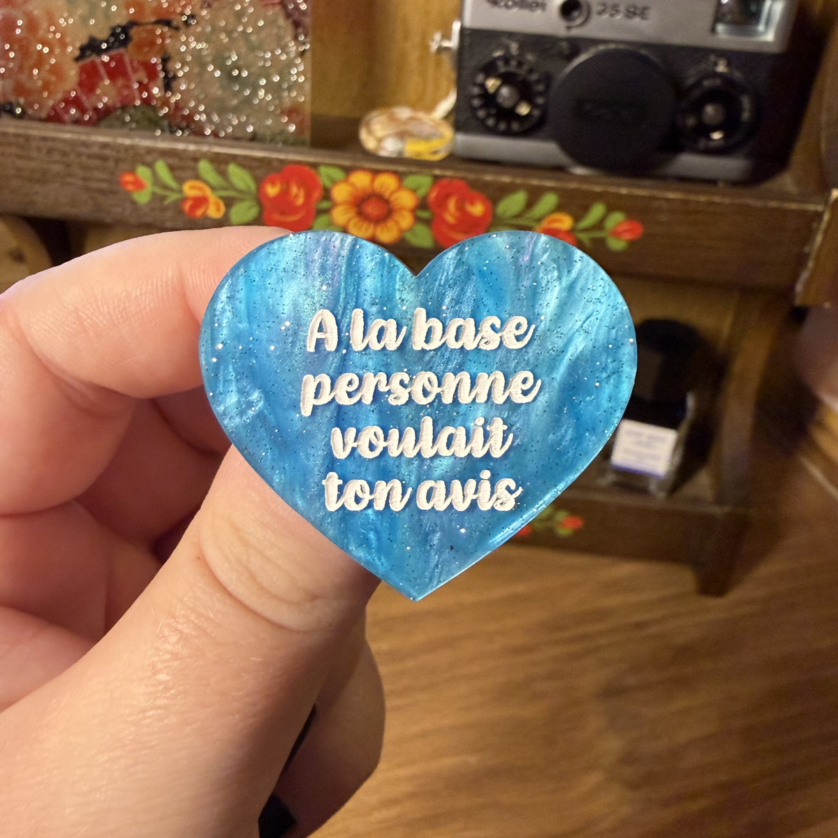 Broche "A la base personne voulait ton avis" en acrylique marbrée bleue à paillettes