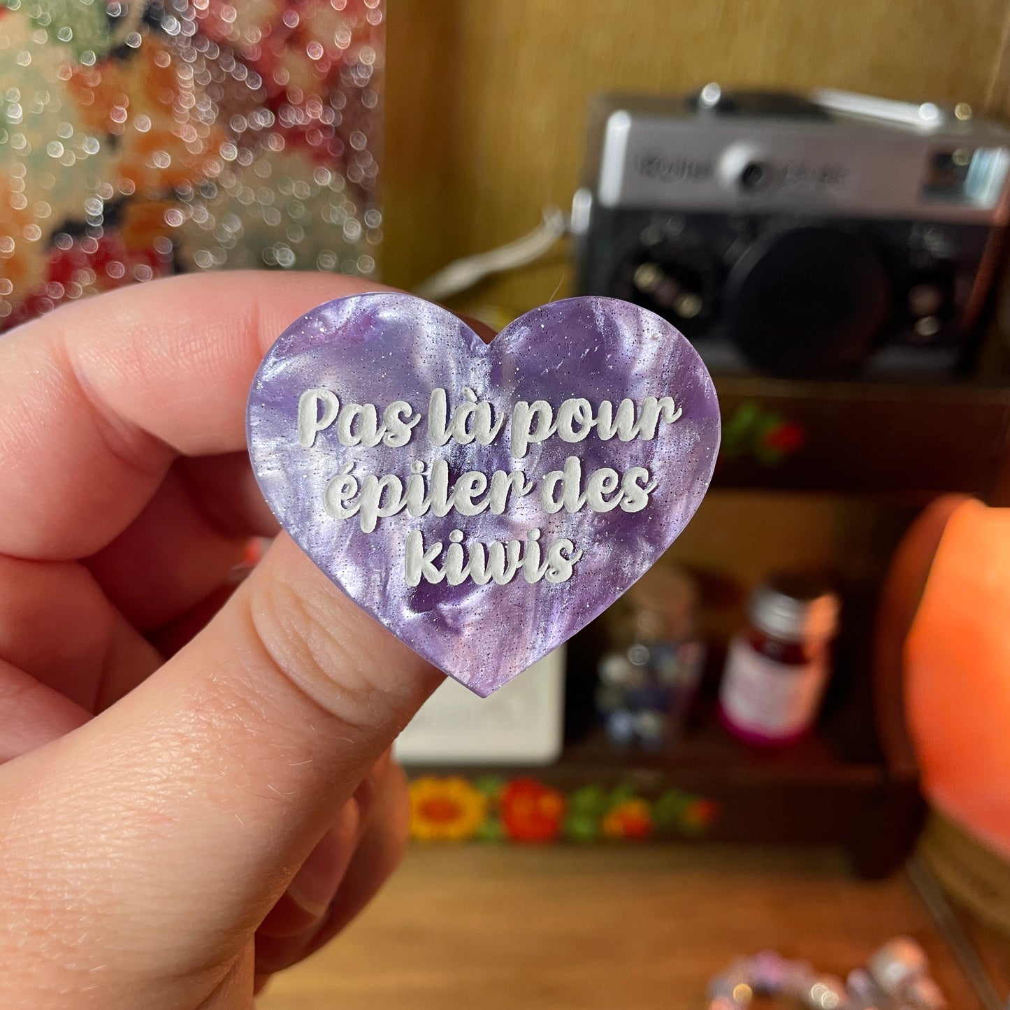 Broche "Pas là pour épiler des kiwis" en acrylique marbrée bleue, blanche et violette à paillettes