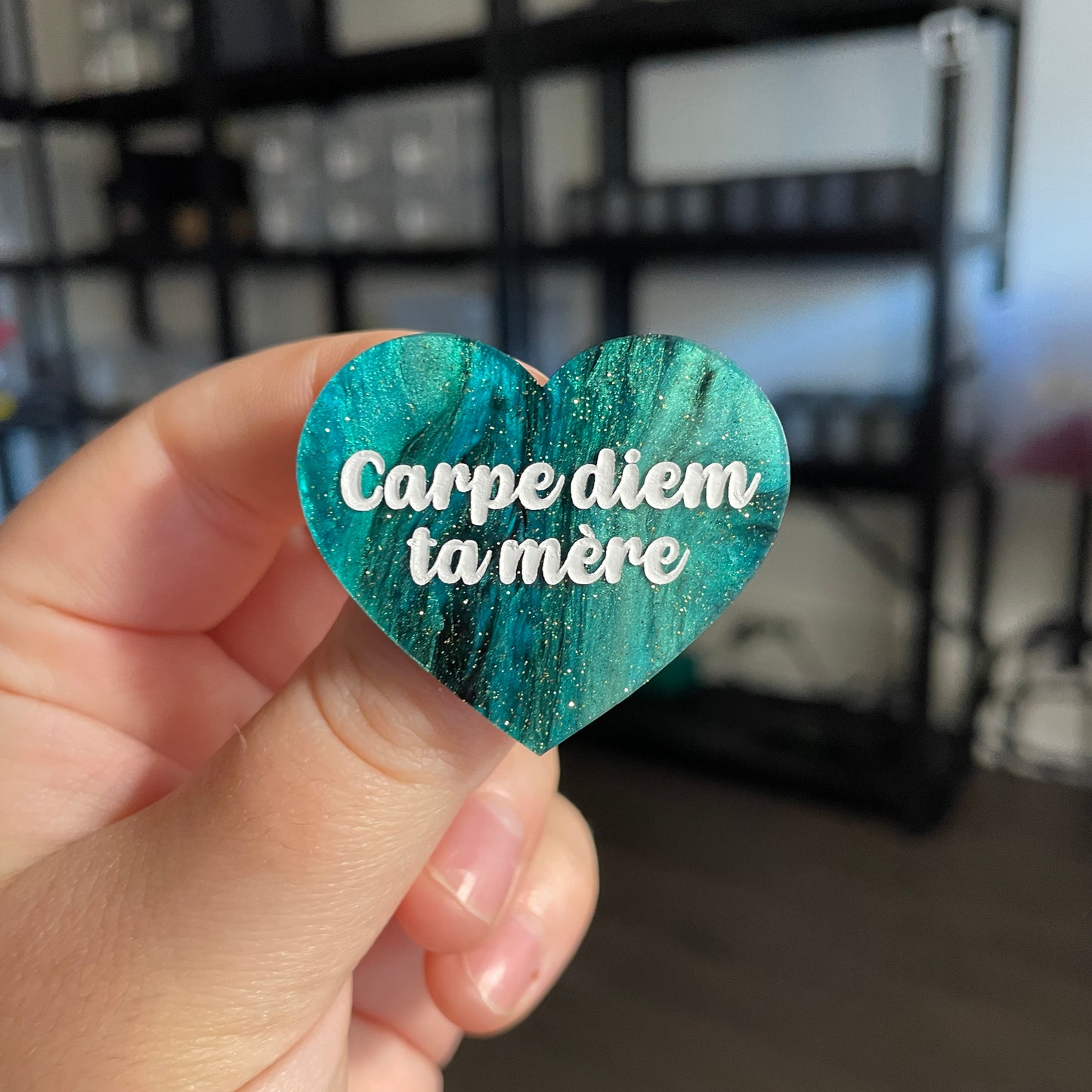 Broche "Carpe diem ta mère" en acrylique marbrée verte et noire à paillettes