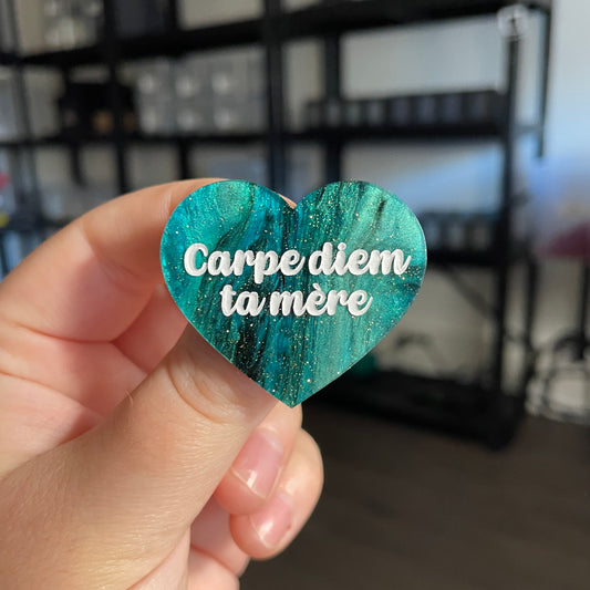 Broche "Carpe diem ta mère" en acrylique marbrée verte et noire à paillettes