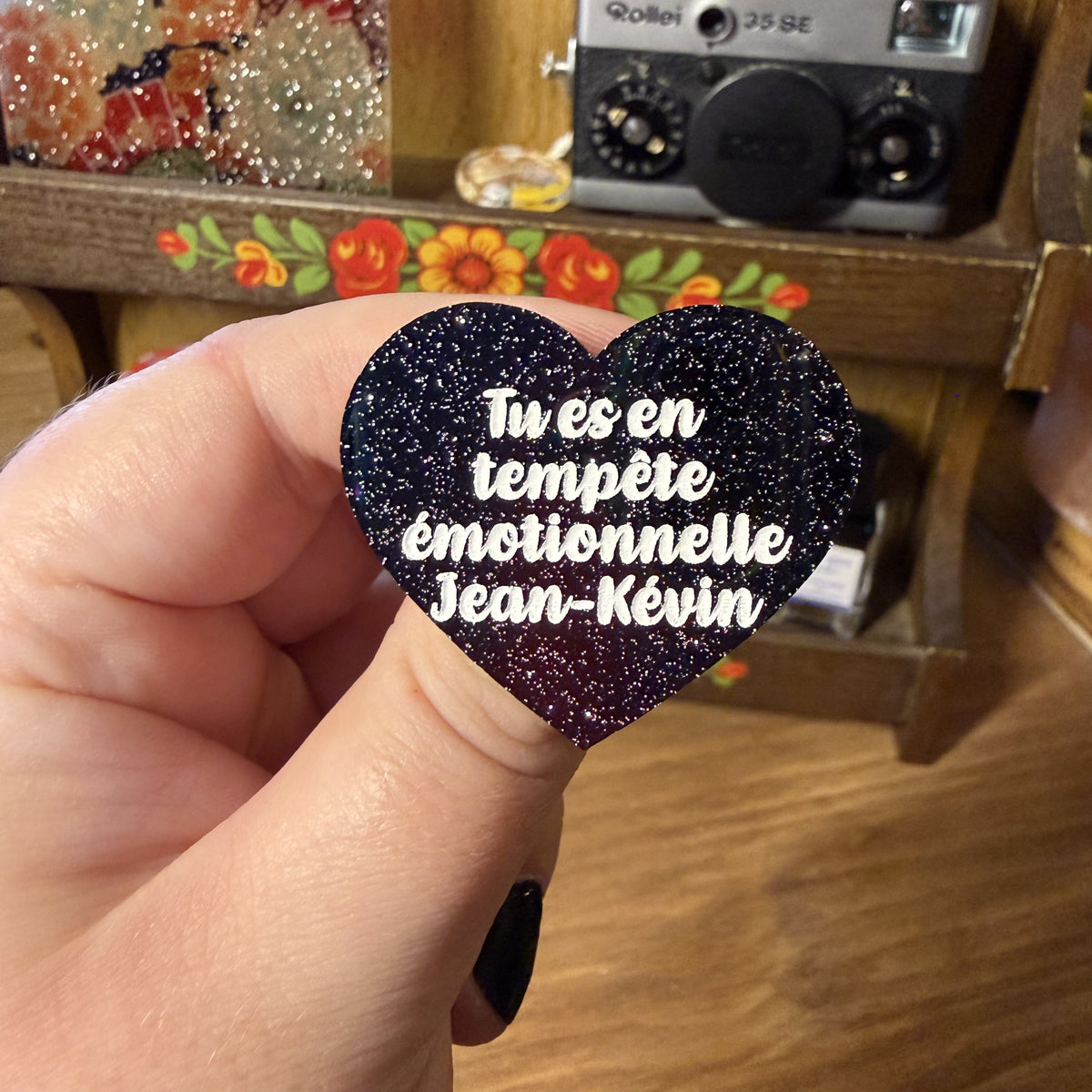 Broche "Tu es en tempête émotionnelle Jean-Kévin" en acrylique noire à paillettes