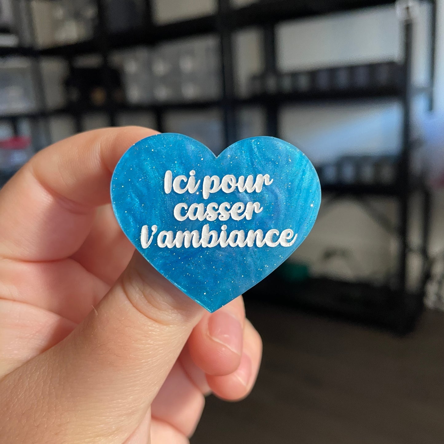 Broche "Ici pour casser l'ambiance" en acrylique marbrée bleue à paillettes