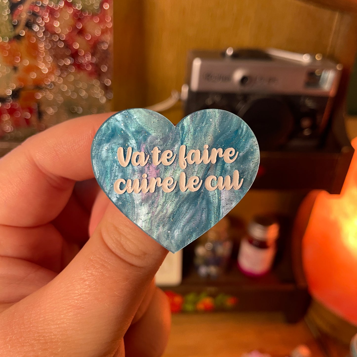 Broche "Va te faire cuire le cul" en acrylique marbrée bleue à paillettes