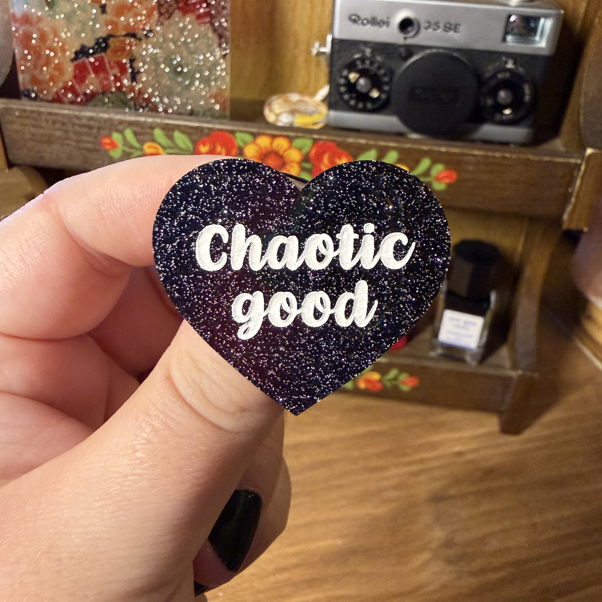 Broche "Chaotic good" en acrylique noire à paillettes