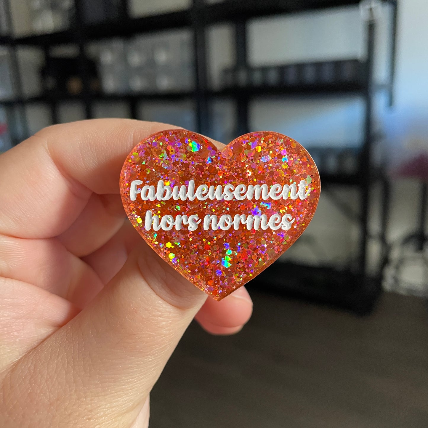 Broche "Fabuleusement hors normes" en acrylique semi transparente à paillettes corail