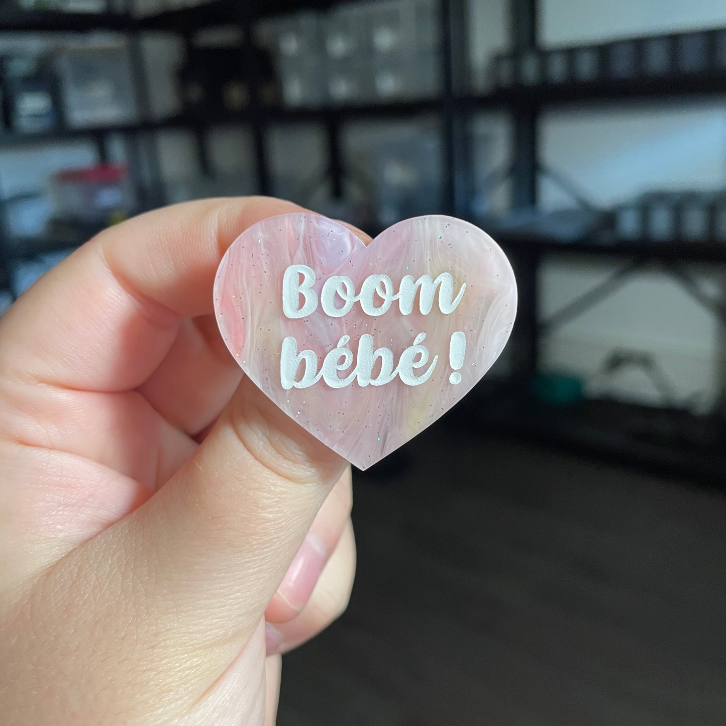 Broche "Boom bébé !" en acrylique marbrée corail, orange, jaune et blanche à paillettes