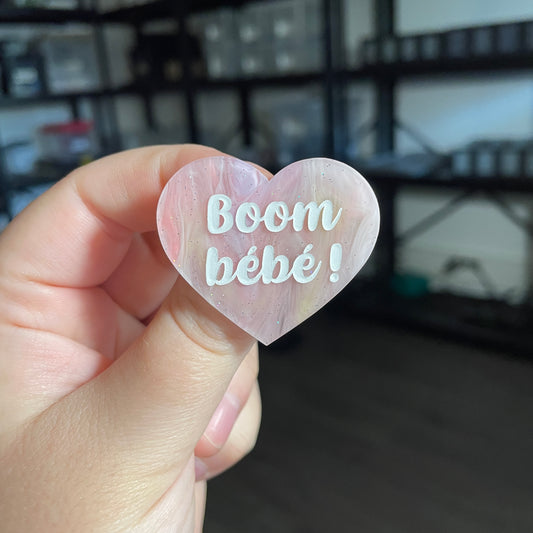 Broche "Boom bébé !" en acrylique marbrée corail, orange, jaune et blanche à paillettes