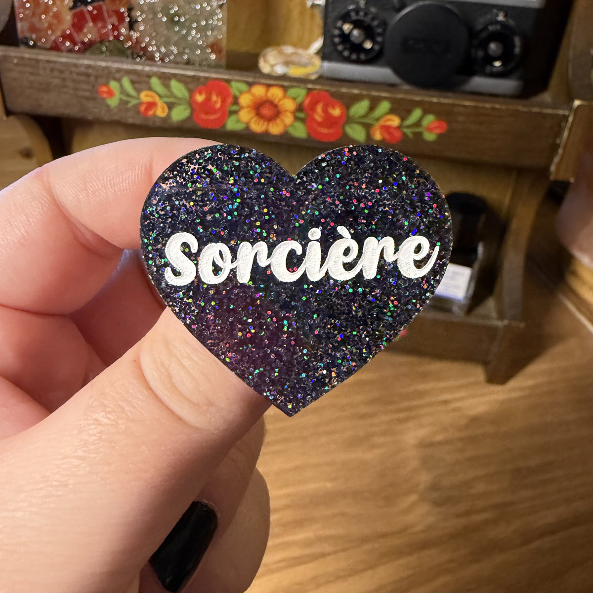 Broche "Sorcière" en acrylique à paillettes noires holographiques