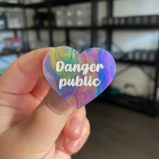 Broche "Danger public" en acrylique semi transparente marbrée multicolore