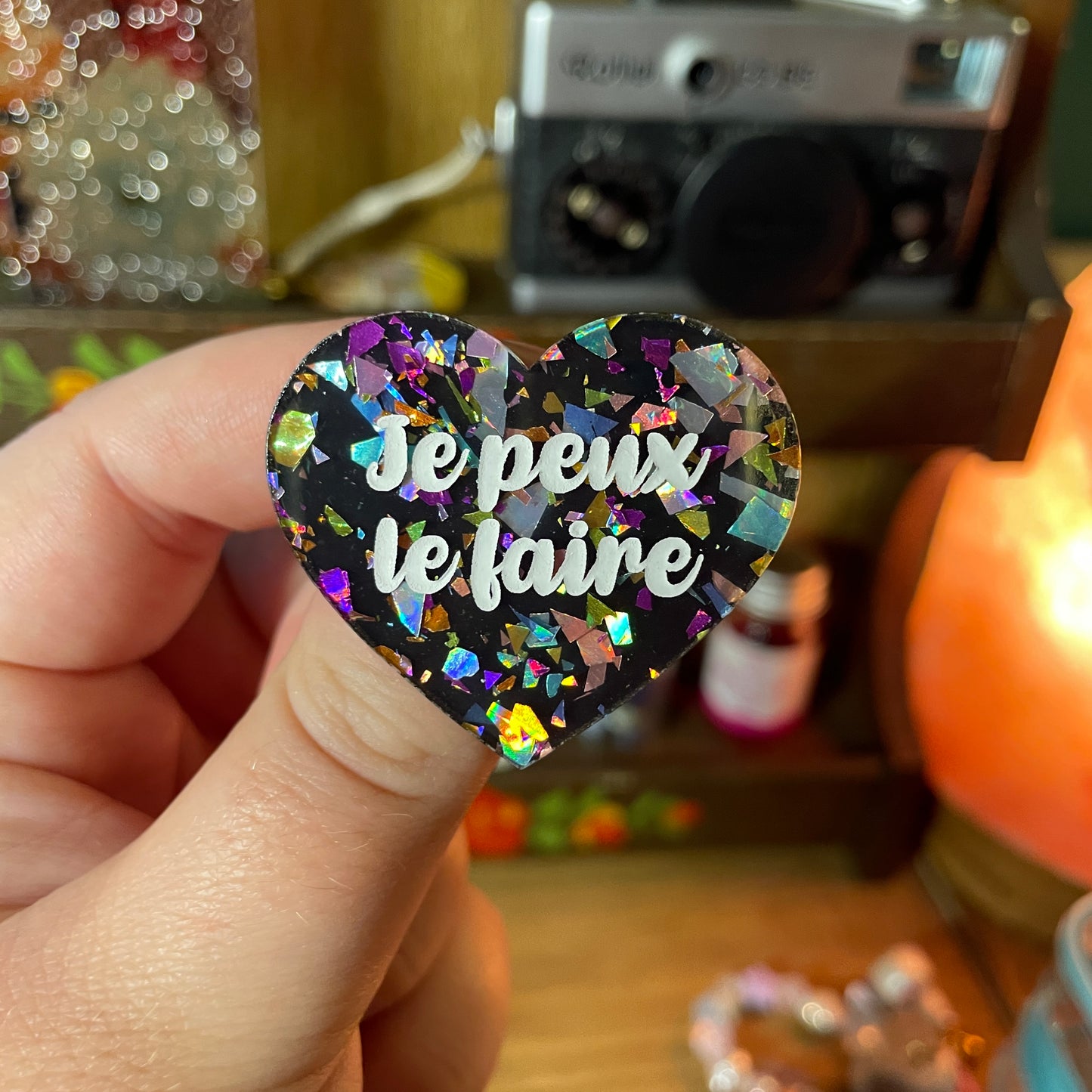 Broche "Je peux le faire" en acrylique noire avec des éclats de confettis multicolores