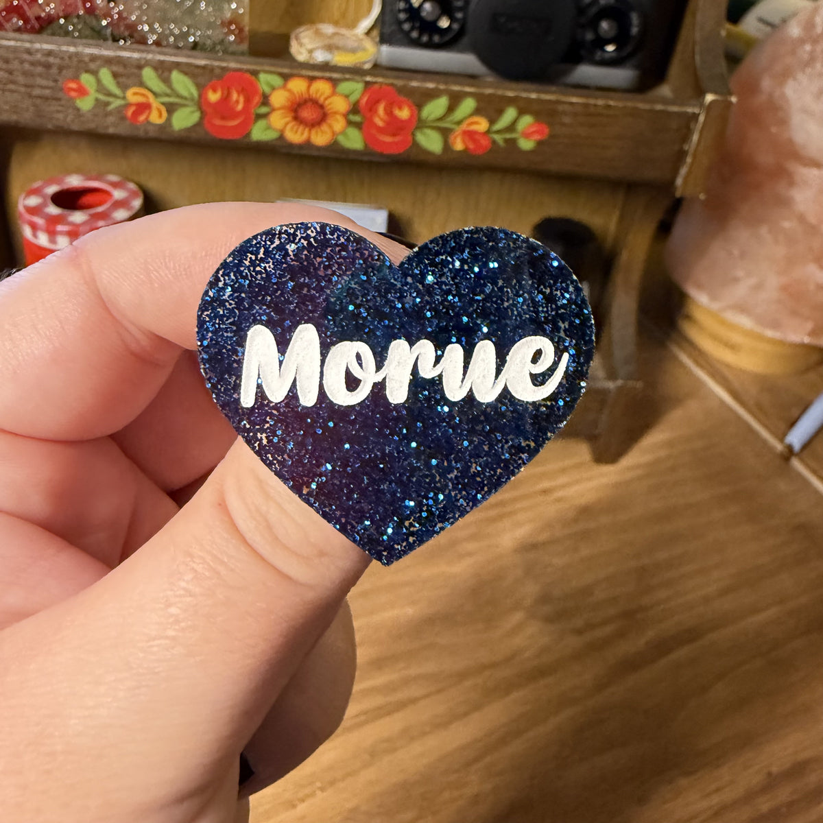 Broche "Morue" en acrylique à paillettes bleues foncées