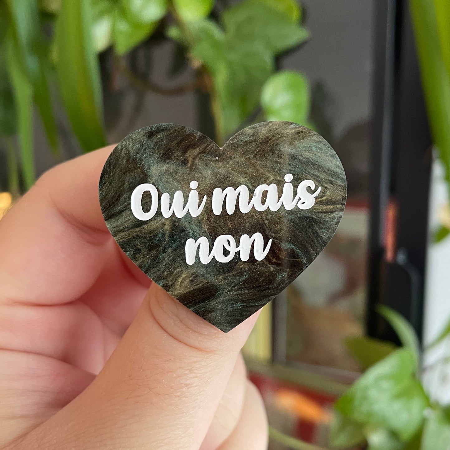 [CONTRÔLE TECHNIQUE] Broche "Oui mais non" en acrylique marbrée verte et dorée
