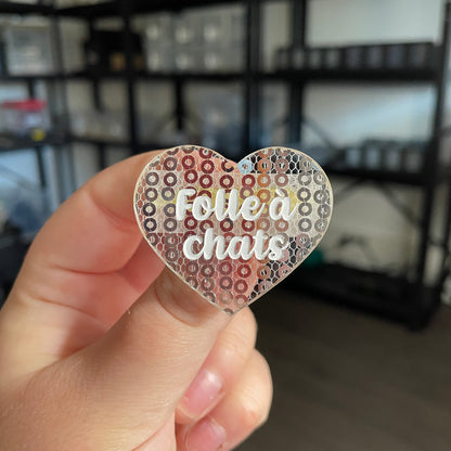 Broche "Folle à chats" en acrylique japonaise semi transparente avec des sequins argentés