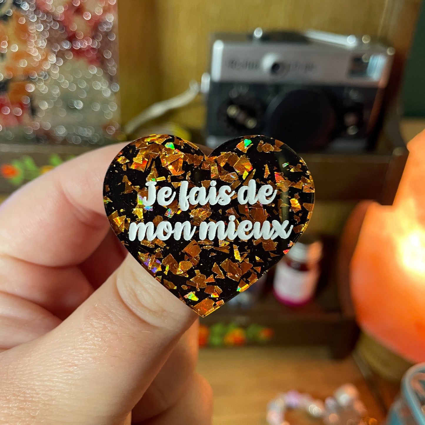 Broche "Je fais de mon mieux" en acrylique noire avec des éclats de confettis oranges