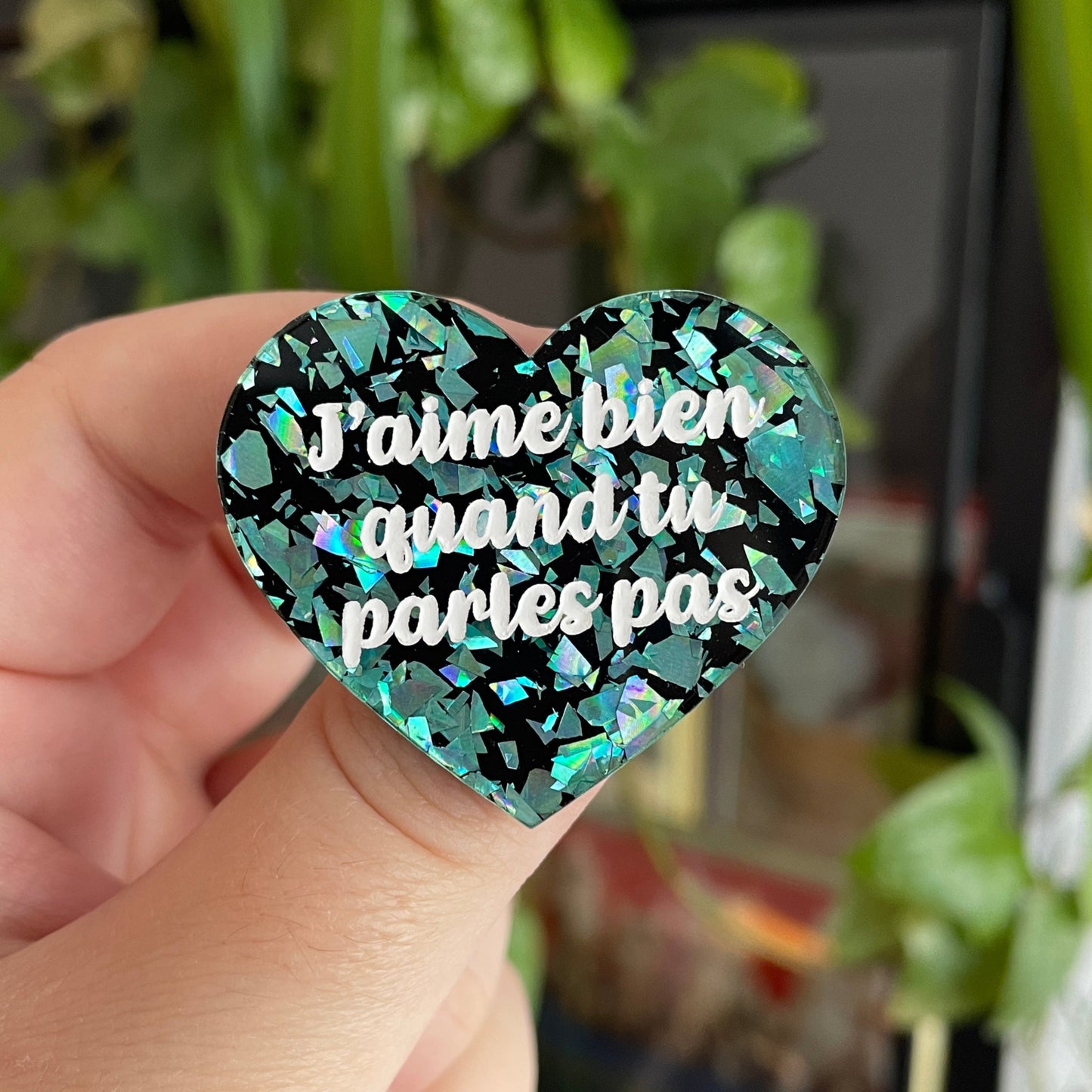[CONTRÔLE TECHNIQUE] Broche "J'aime bien quand tu parles pas" en acrylique noire avec des éclats de confettis turquoise
